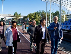 Мэр Благовещенска Олег Имамеев проверил готовность «умной» спортплощадки в Моховой Пади