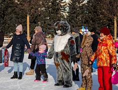 Театрализованная игровая программа для всей семьи "Рождество по-русски" прошла на центральной площади Благовещенска