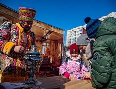 Благовещенцы проводили зиму блинами и хороводами