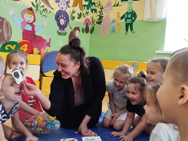 «Много лет назад мне представилась возможность окунуться в мир детства, и уже не в качестве стороннего наблюдателя, а участника педагогического процесса — воспитателя. И сейчас не представляю себя на другом месте, я твердо знаю: мое призвание—дошкольники»