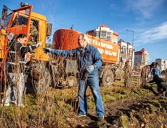 К общегородскому субботнику присоединились работники администрации Благовещенска