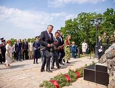 В день города прошли торжественные церемонии возложения цветов