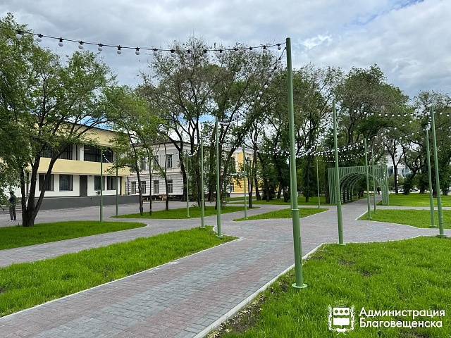 «Благовещенск продолжает активно прирастать современными общественными пространствами»: в двух районах города обустроили спортплощадку и сквер 