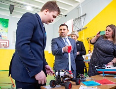 Мэр Благовещенска Олег Имамеев посетил выставку "Дня детских изобретений" в 16 школе
