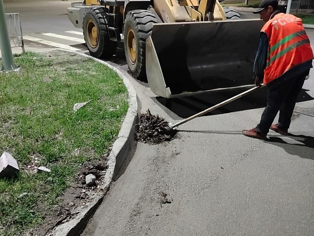 Провести ямочный ремонт, обеспылить гравийные дороги