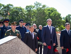 Цветы в память о подвиге советских солдат возложили в Благовещенске