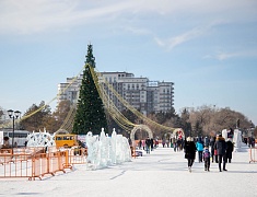 Театрализованная игровая программа для всей семьи "Рождество по-русски" прошла на центральной площади Благовещенска