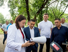 Олег Имамеев проверил, как идет обновление сквера Приемыхова