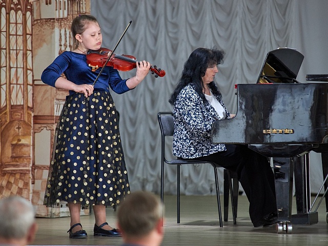 Юным талантливым благовещенцам вручили губернаторские стипендии