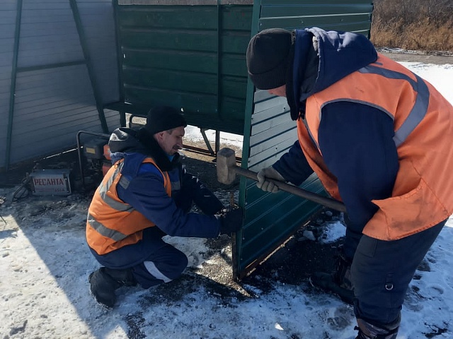  Работники ГСТК вернули на место остановочный павильон в Благовещенске