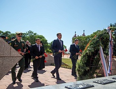 Цветы в память о подвиге советских солдат возложили в Благовещенске