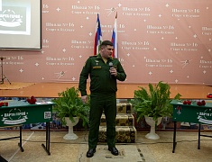 В одной из школ Благовещенска установили первые парты Героев