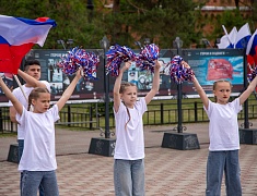 Олег Имамеев вручил благовещенским школьникам первые паспорта