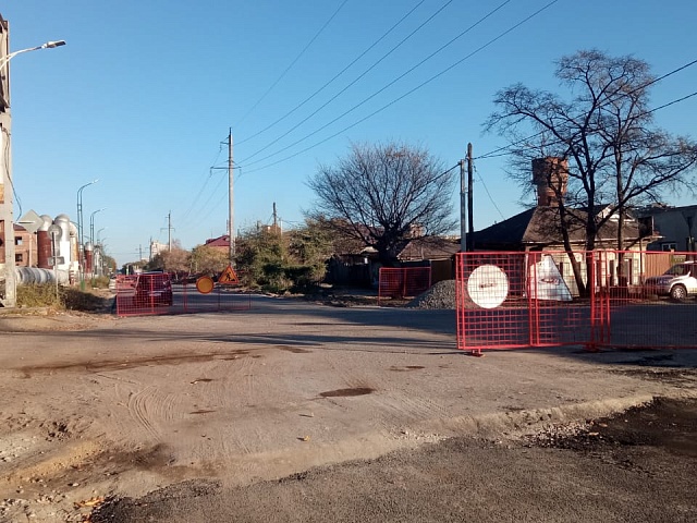 Улицу Октябрьскую в Благовещенске «одевают» в нижний слой асфальта 