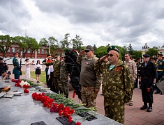 В День памяти и скорби благовещенцы возложили цветы к памятнику воинам-амурцам