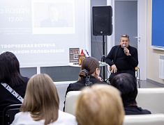 Московский писатель презентовал в Благовещенске книги про СВО