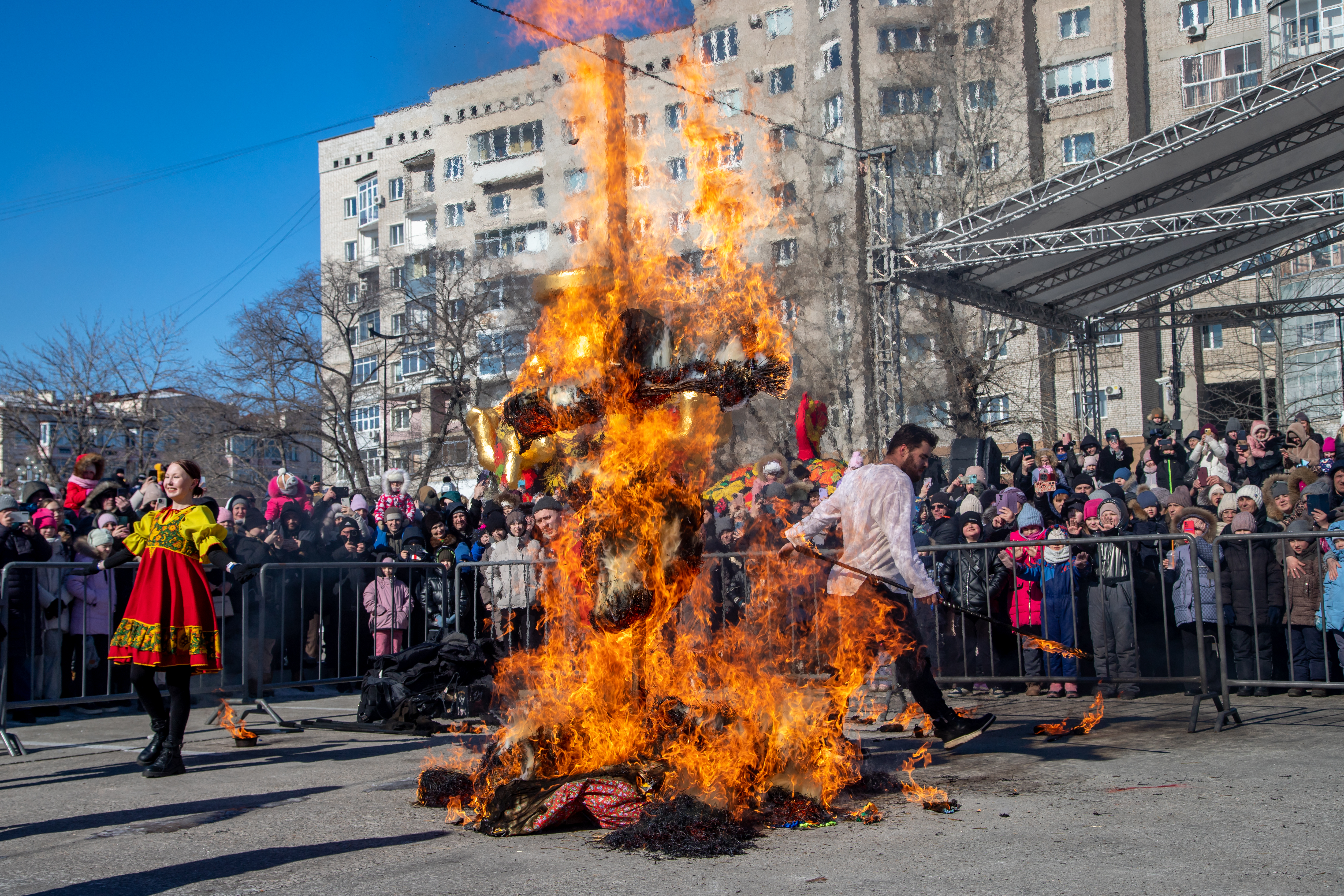 Благовещенцы проводили зиму блинами и хороводами