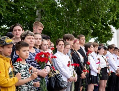 В День памяти и скорби благовещенцы возложили цветы к памятнику воинам-амурцам