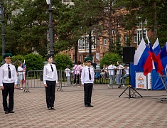 Олег Имамеев вручил благовещенским школьникам первые паспорта