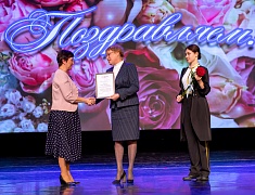 В Благовещенске за заслуги наградили более сотни педагогов