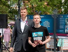 Мэр Благовещенска в День России вручил паспорта 13 юным благовещенцам