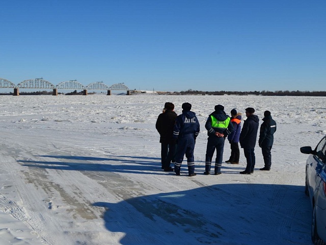 Спасатели остановили 2 автомобиля, пытавшиеся пересечь Зею в Белогорье