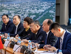 Делегация Хэйхэ поздравила благовещенцев с наступающим Новым годом