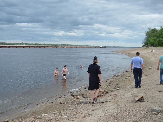 Безопасный отдых горожан на воде находится под контролем спасателей