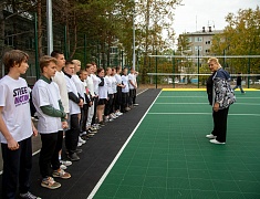 «Умную» спортивную площадку в Благовещенске открыли зарядкой и состязаниями