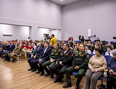 Парту Героя в память об участнике СВО открыли в школе №22 Благовещенска