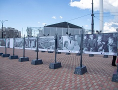 На набережной Амура в Благовещенске открыли фотовыставку ТАСС в честь юбилея города