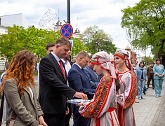 В Купеческом сквере в Благовещенске торжественно открыли новую скульптуру «Торговец с верблюдом»