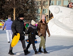 Театрализованная игровая программа для всей семьи "Рождество по-русски" прошла на центральной площади Благовещенска