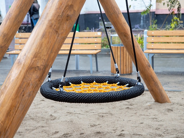 Детям - качели, бабушкам – скамьи: жители еще одного благовещенского двора довольны его преображением