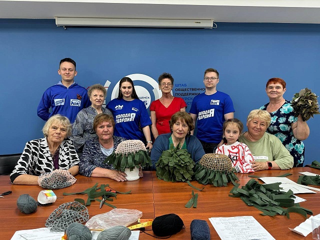 «Серебряные» волонтеры из Благовещенска отправили «за ленточку» большую партию масксетей и сухих супов