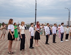 Олег Имамеев вручил благовещенским школьникам первые паспорта