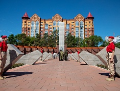 Цветы в память о подвиге советских солдат возложили в Благовещенске