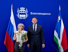 В Благовещенске работников торговли отметили Почетными грамотами