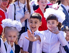 В школах Благовещенска прошли торжественные линейки