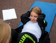 «Умную» спортивную площадку в Благовещенске открыли зарядкой и состязаниями