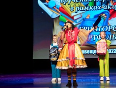 Почти 400 благовещенских первоклассников в Благовещенске получили к школе ранцы с канцелярией