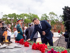 В День памяти и скорби благовещенцы возложили цветы к памятнику воинам-амурцам