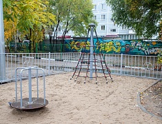Жители еще двух благовещенских дворов получили современные игровые площадки