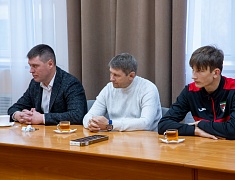 Встреча мэра Олега Имамеева с тренерским составом и футболистами ФК "Благовещенск"