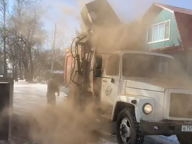 В Благовещенске загорелся мусоровоз из-за золы в контейнере