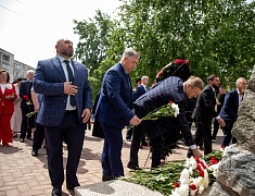 В Благовещенске прошли торжественные церемонии у памятников основателям города