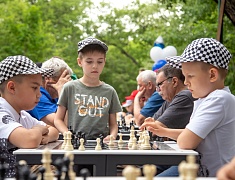 В Первомайском парке Благовещенска появилась шахматная площадка