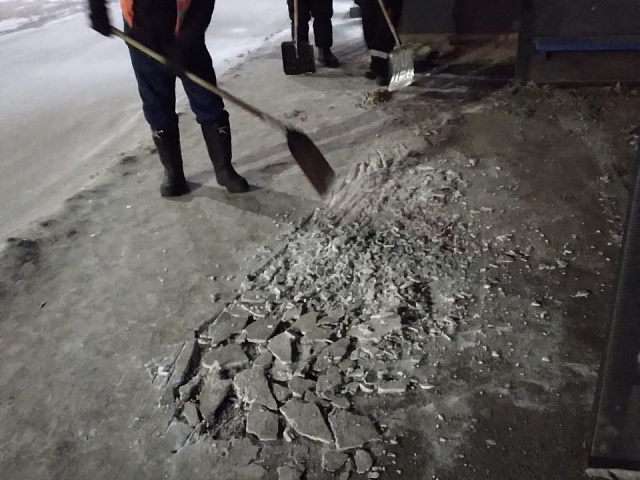ГСТК посыпал остановки противогололедным материалом
