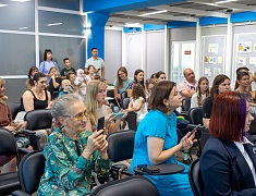 В областной библиотеке открыли выставку рисунков и подвели итоги конкурса «Нам дороги эти позабыть нельзя»