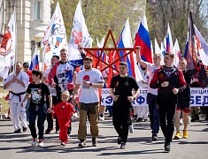 В Благовещенске спортсмены пробежали «Эстафету побед»